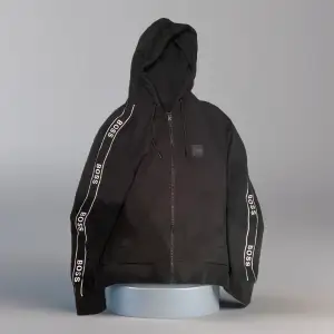 Storlek S, Svart Boss Zip-hoodie inget fel på den, inga defekter säljer pga att den är för liten! 