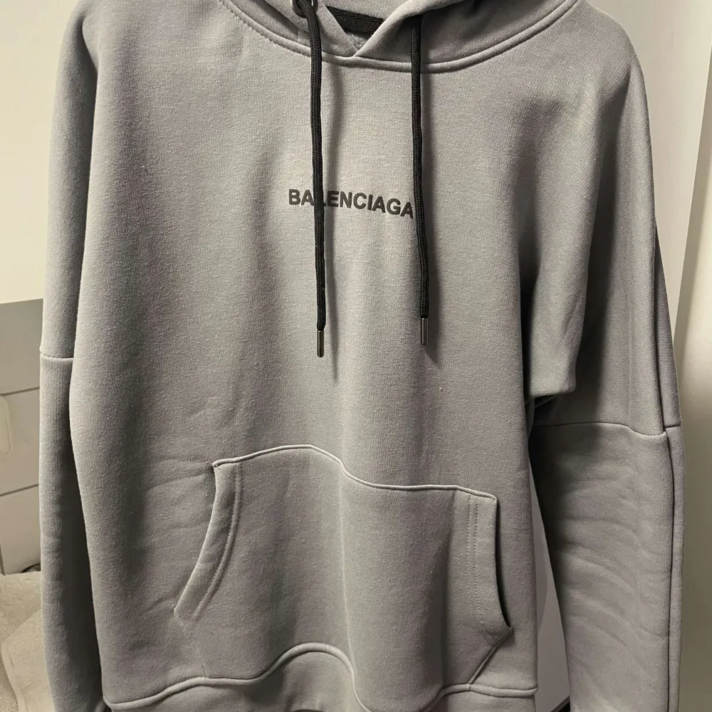En skitsnygg grå balanciaga tröja nypris 2000 men säljes för 1400. Hoodies.
