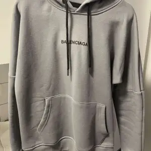 En skitsnygg grå balanciaga tröja nypris 2000 men säljes för 1400