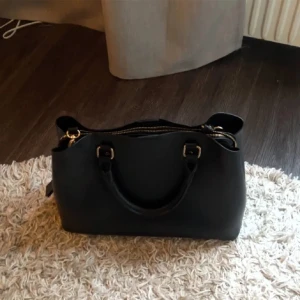 Svart handväska  - Svart handväska från Åhléns, nypris 799kr💕I väldigt bra skick, tryck på köp nu ifall du är intresserad