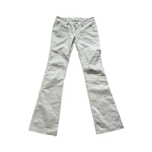 lågmidjade beige jeans - lågmidjade beige jeans med midjemått 36 och innerbenslängd 83! på bild 4 ser man färgen tydligare och även att de har en liten fläck vilket nog går bort i tvätten💗