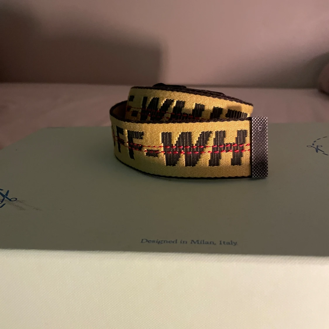 Off White bälte i mycket gott skick