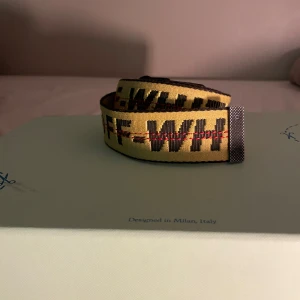 Off White bälte i mycket gott skick - Äkta off white bälte, mycket sparsamt använt i fint skick utan några skador eller fläckar. Nypris ca 1800kr