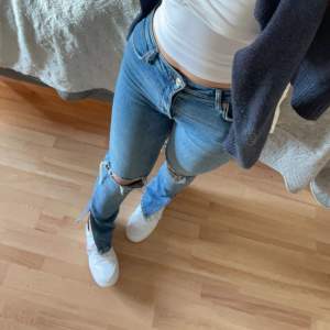 Säljer dessa Zara jeans i storlek 36, de är i nyskick och har hål och slits💕 Säljer då de inte kommer till användning🫶🏼 Nypris va 500 men säljer för 300💕