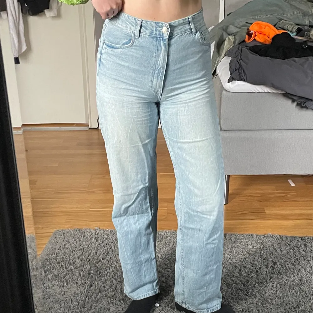 Blåa jeans med hög midja💙. Jeans & Byxor.