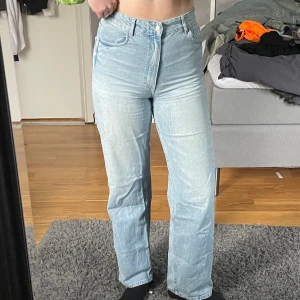 Jeans - Blåa jeans med hög midja💙