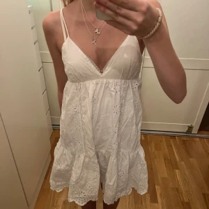 Gulligaste vita klänningen!  - Säljer denna klänning som är perfekt till sommaren och som var såå trendig för nån sommar sen! 🩵 jätteskön och funkar till de mesta! 