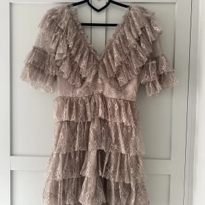 By Malina klänning - Säljer min fina klänning från By Malina💕Endast använd en gång, köptes ny förra året för 2500kr