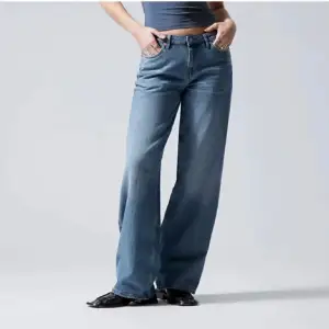 Jättefina weekday jeans i modellen Ample low Loose! Jeansen är i bra skick och endast använda två gånger av mig. Köpta här på Plick. Alla bilder är lånade. Ordinariepris: 590 kr 💗storlek: W 27 L 32. Skriv vid intresse eller egna bilder 💗