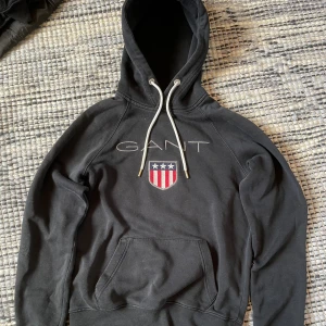 Gant hoodie - En jätte skön Gant hoodie för både tjejer och killar. Den har en liten skada på baksidan av ena armen som man kan se på bild 3. Men det är inget man tänker på, hör av er vid frågor!!👌👌