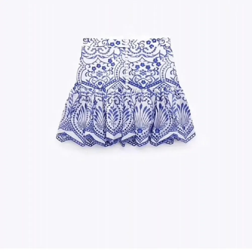 Säljer denna fina zara kjol som jag tycker är lite för stor för mig❤️ . Kjolar.