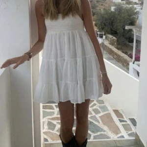 Zara klänning - Söt klänning från Zara som tyvärr inte kommer till användning längre💕Köptes ny för 400kr