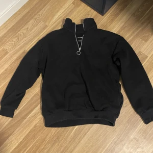 Bershka 1/4 zip up - Svart quarter zip up från Bershka. Lite mer baggy passform och mjukare tyg än vanliga quarter zipups och passar S. 