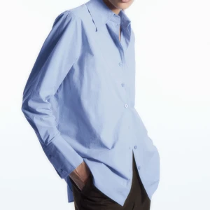 COS skjorta - Oversized skjorta från cos, nypris 800, kan gå med i pris vid snabb affär☺️