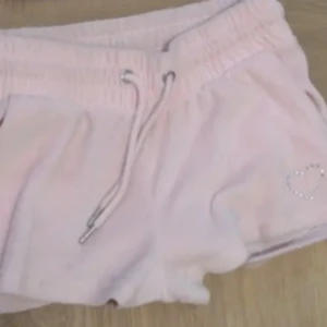 Rosa Shorts - Rosa fin shorts.För mer info kontakta mig. kan diskutera priset. passar även storlek 36  men lite kortare bara.Skortens för 30