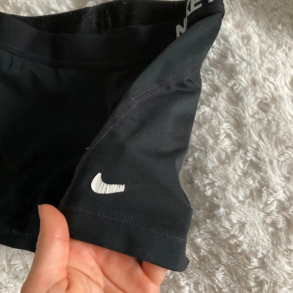 Sköna shorts som tyvärr blivit för små för mig. Bra skick förutom slitage på Nike märket vilket syns på bild.. Shorts.