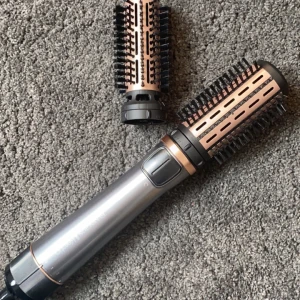 Värmeborste - En värmeborste från Remington, där de ingår två olika borstar som snurrar och stajlat ditt hår💗 helt ny pågrund av att jag beställde fel, hör av dig om du vill ha mer information 