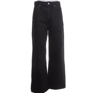 Svarta Högmidjade jeans - Svarta högmidjade jeans från ginatricot. Använda ett fåtal gånger därav är de lite fransiga längst ner (de var lite för långa) därav priset. Fransarna märks knappt av. Annars är det fint skick. Ordinarie pris: 500