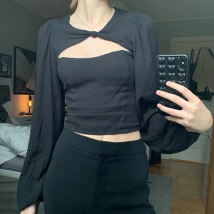 Topp Bik Bok - Jättefin topp från bikbok som inte kommer till användning. Är använd enstaka tillfällen så är i toppen skick❤️