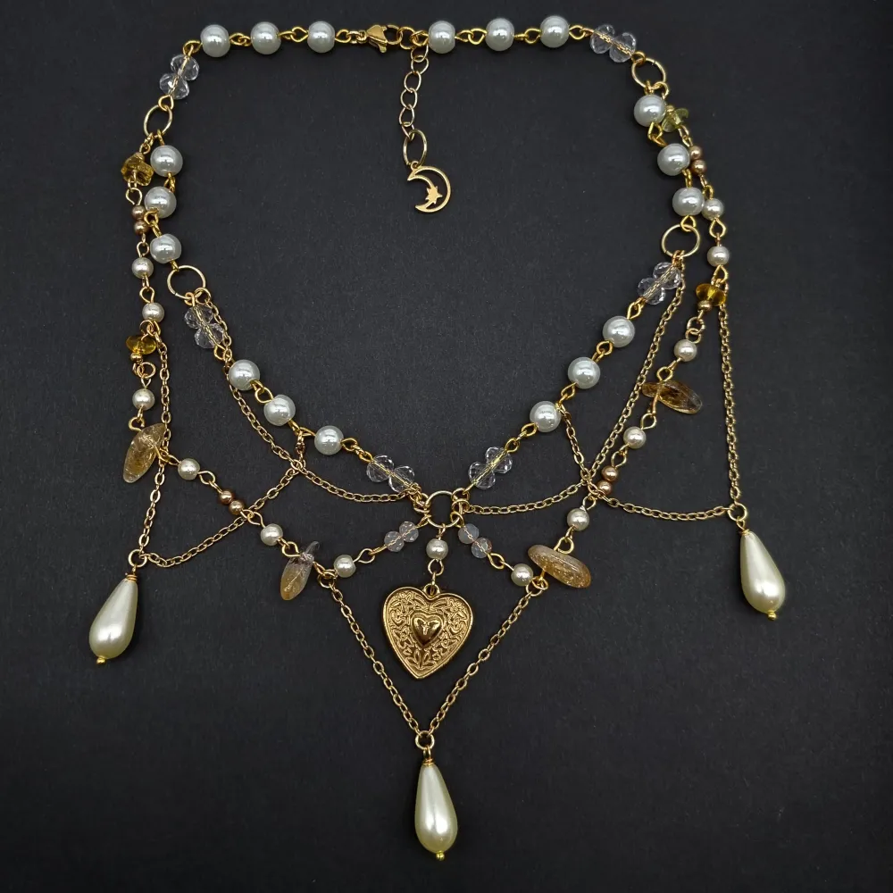 Handgjort unik  halsband och exklusiv design🖤Följ :@ekjewelryofficial🤲  🔗⛓️Material- trumlade stenar,kristall, rostfritt stål,zinklegeringar och pärlor. Längd: 36-40cm. . Accessoarer.