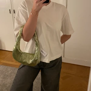 Väska - Liten grön axelremsväska från Gina. Helt oanvänd med prislappen kvar!🥰🤍