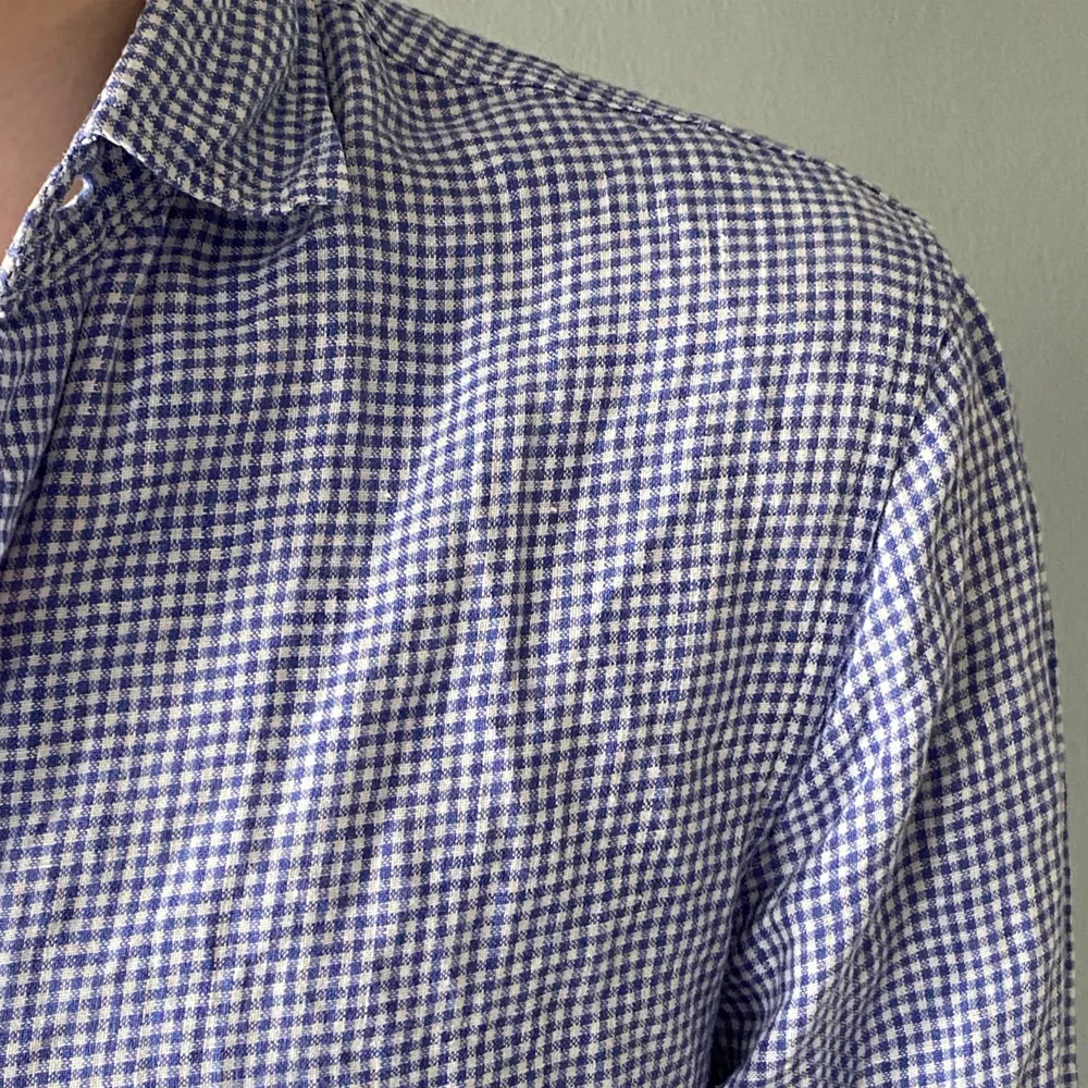 Rutig skjorta i bra skick från märket MONOPRIX home 100% linne 🙌han på bilden är 182, tveka inte att kontakta vid eventuella frågor . Skjortor.