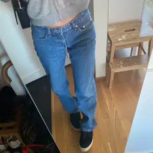Arrow Low Jeans från Weekday som inte används längre. Lågmidjade/midrise, jeansen är i gott skick och priset går att diskutera💗