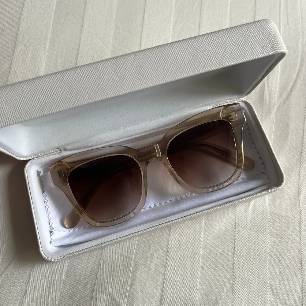 Säljer mina sparsamt användna solglasögon från Chimi i modellen 07 färgen Ecru. Nypris 1350kr. Putsduk och glasögonfodral (original) medföljer. . Accessoarer.