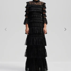 By malina balklänning  - Balklänning, använd en gång, bra skick. Uppsydd lite (jag är 162 och den går ned till marken). 