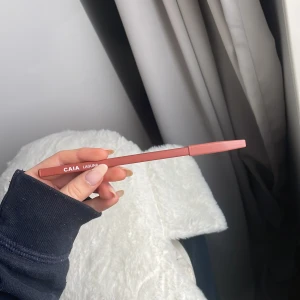 Caia läppenna - Caia läppena i färgen Laguna, testad en eller två gånger 💞 ( du kan väsa bort första lagret som jag använt)  