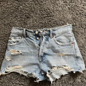 Jeansshorts - Säljer mina jeansshorts från Zara då dom tyvärr har blivit för små☺️ skriv vid frågor eller funderingar🥰