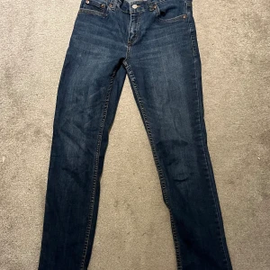 Levis 512  - Levis slim taper Stolek 14a Lite trasig på lappen där bak men går nog att sy 