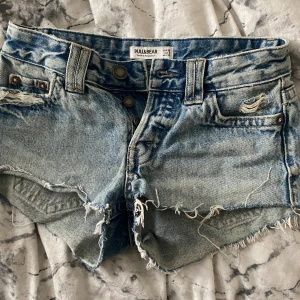 Blå shorts  - Jag säljer mina blå lågmidjade shorts från Pull&Bear. Shortsen är köpta gör 300 säljer för 200. Skriv för frågor eller bilder.❤️