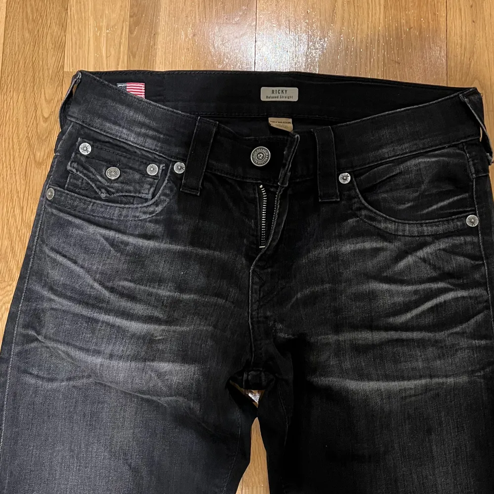 Säljer dessa true religion Ricky’s (straight) i perfekt skick. Knappt några defekter alls.  Midja: 42 cm Ytterben: 110 cm Innerben: 85 cm Benöppning: 22 cm  Det är bara att höra av sig vid fler frågor. Jeans & Byxor.