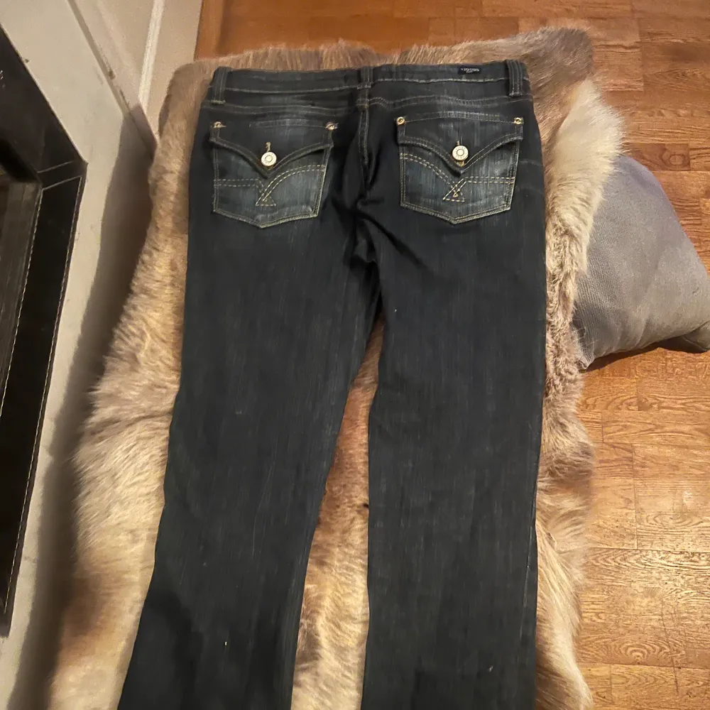 Raka lågmidjade vintage jeans storlek S/M, skriv vid frågor eller fler bilder!!💕. Jeans & Byxor.