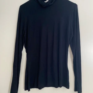 Tunn polotröja strl 38/40 - Använd ett fåtal gånger. Väldigt tunn och skön! Kolla gärna in mina andra annonser för samfrakt.