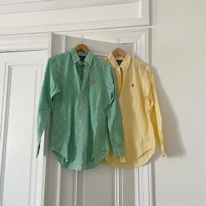 Två Ralph Lauren skjortor  - Paketpris på två supersnygga Ralph Lauren skjortor.   Skjortorna är i S regular fit.   Fint använt skick. 