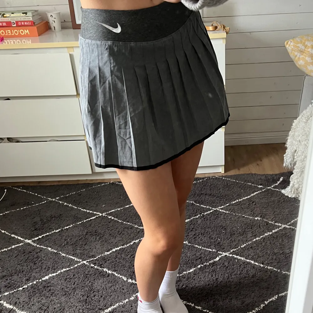 Tennis kjol ifrån Nike. Kjolen är så gott som ny!💓. Kjolar.