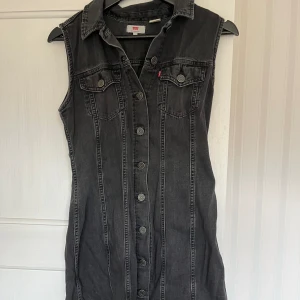 Levis klänning  - Denim klänning, mörk denim (grå/svart)  Fint skick. Stängning fram med knappar.