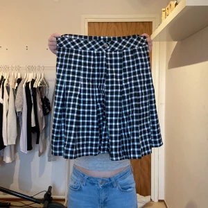 Kjol - Väldigt bra skick Använda 1 gång hr tvättats Går att klippa den låhmidjat om man så önskar