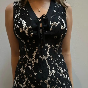 Blommig spetstopp - Blommig spetstopp med knyte där fram 