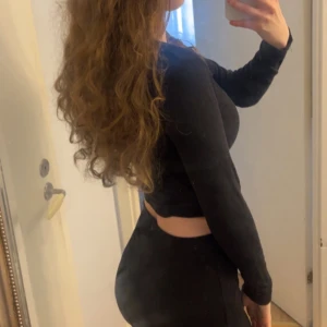 Svart topp - Från new yorker st S, använd ett par gånger, inga defekter. Man kan knyta den lite hur man vill.