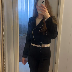 Biker jacka i Mocka - Pull&bear biker jacka, söt men lite för croppad för mig, använd 1-2 gånger. Storlek S.
