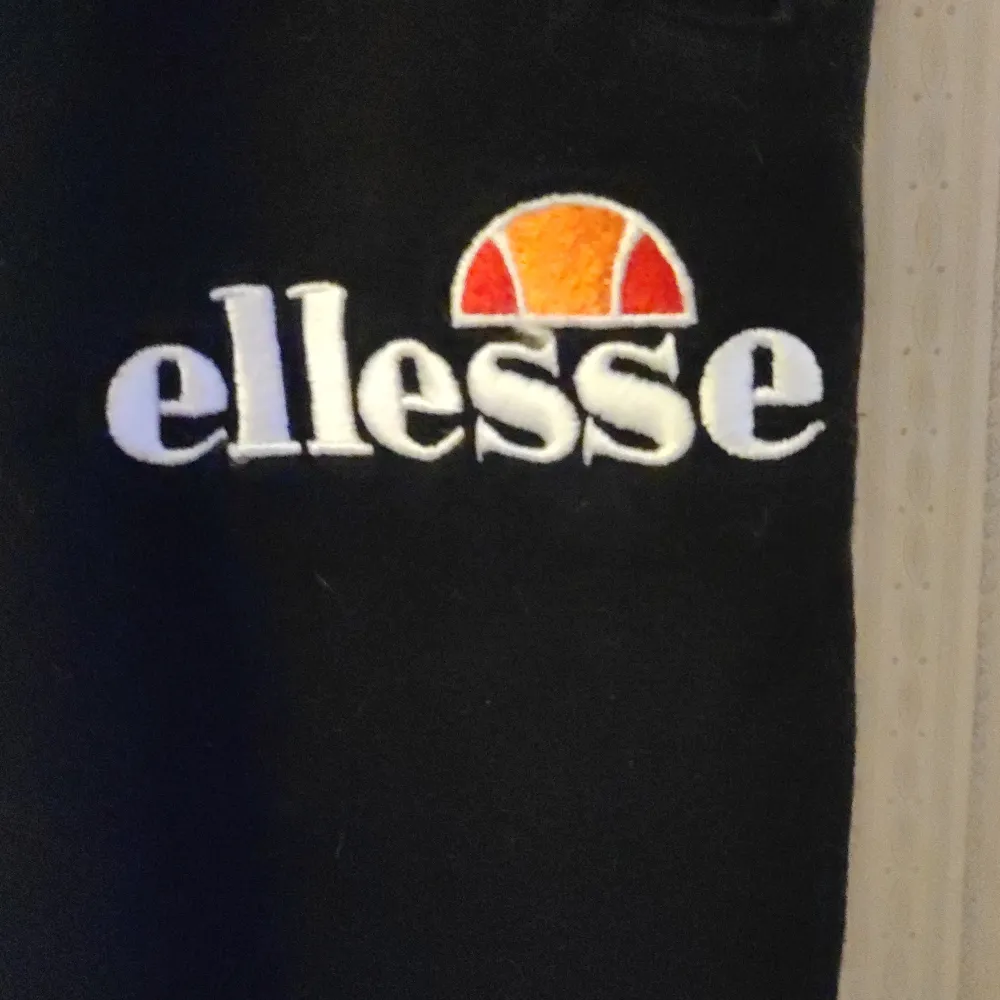 Svarta mjukisbyxor från ellesse som inte används längre i bra skick. Jeans & Byxor.