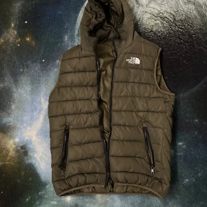 North face väst - Inga fläckar eller stora hål bara ett litet hål i högra fickan men inget går igenom hålet, så man kan ha grejer i bägge fickor. Storleken känns mer som small.