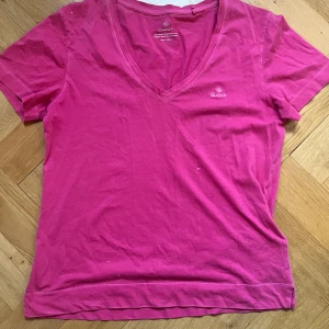 Rosa t-shirt GANT - En rosa t-shirt från gant. Köpt secondhand men är i jättebra skick. Säljer för att den inte används längre. 