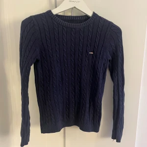 Blå lexington tröja  - Blå lexington tröja i hyfsat bra skick för att vara använd en del! Har bra kvalitet! 