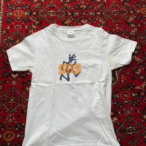 Gramicci x sns tshirt - Skitsnygg tshirt av sns och gramicci. Använd men bra skick. Köparen står för frakt. Kan mötas i Stockholm. Hör av dig för fler bilder!