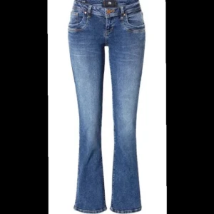 Ltb Valerie Jeans - Trendiga mörkblå jeans från Ltb. Mycket fint skick, tyvärr är dem lite för korta för mig därav säljer jag dem. Storlek 28x32, men väldigt strechiga så passar XS-M. Innerbenslängd: 80cm