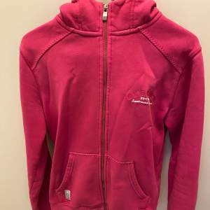 En zip up hoodie i rosa, står att det är storlek 38 men skulle säga att den är 36, kan mötas upp i Uppsala eller skicka på post men då står köparen för frakt